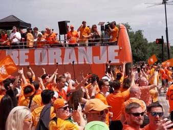 Die Niederlande haben zum WM-Auftakt trotz zweimaliger Führung zwei Punkte liegenlassen, was sowohl bei den Fans als auch bei Bondscoach Ronald Koeman für Enttäuschung sorgte.