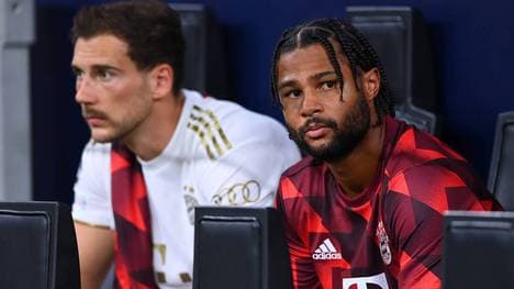 Serge Gnabry (r.) und Leon Goretzka sitzen gegen Leverkusen auf der Bank