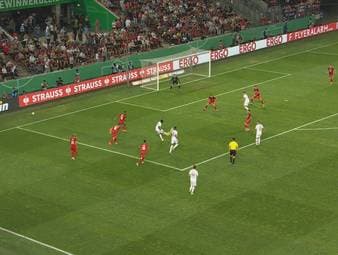 Beim 5:0 gegen Viktoria Köln geben die Neuzugänge Noussair Mazraoui, Ryan Gravenberch und Mathys Tel ihr Startelf-Debüt für den FC Bayern.