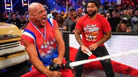 Gable Steveson (r.) und Olympiasieger-Kollege Kurt Angle beehrten WWE SmackDown