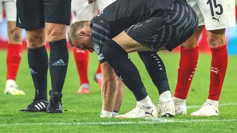 Der Torhüter versucht, das Loch im Platz zu stopfen