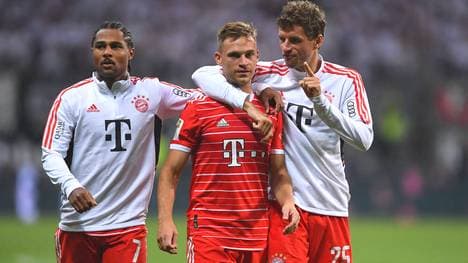 Joshua Kimmich (M.) und Thomas Müller (r.) befinden sich in fünftägiger Isolation