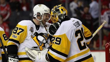 Sidney Crosby (l.) bejubelt Matchwinner Marc-Andre Fleury 