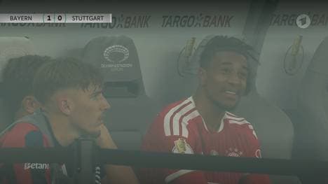 Michael Olise setzte sich mitten im Pokalfinale auf die Bank des FC Bayern