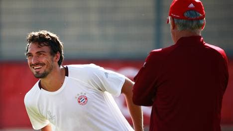 Mats Hummels vom FC Bayern München im Training mit Carlo Ancelotti