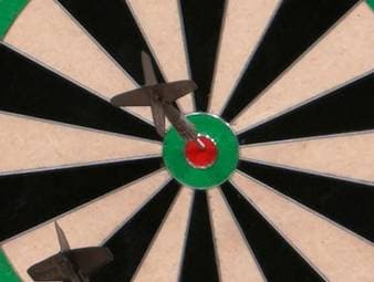 Lukas Wenig gewinnt bei der European Darts Trophy gegen Ryan Joyce und checkt in einem wichtigen Moment die 126 übers Bullseye.