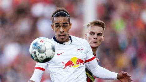Yussuf Poulsen (l.) und RB Leipzig empfangen Philipp Lienhart und den SC Freiburg am Samstag vor leeren Rängen