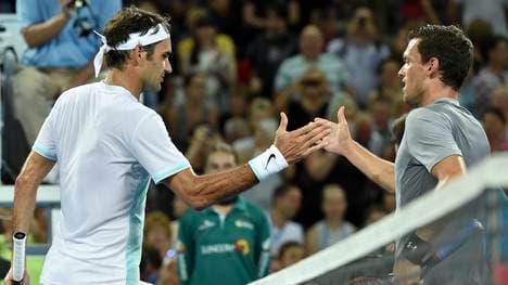 Tobias Kamke beglückwünscht Roger Federer in Brisbane zum Sieg 