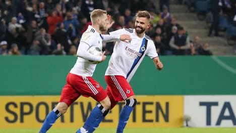 Aaron Hunt (l.) schießt den HSV zum Sieg gegen Regensburg