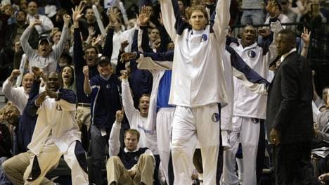 Darrell Armstrong (l.) spielte mit Dirk Nowitzki (M.) bei den Dallas Mavericks und war auch schon Co-Trainer bei der NBA-Meisterschaft 2011