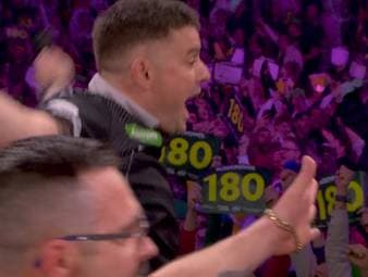 Damon Heta spielt den bereits zweiten Neun-Darter bei der Darts-WM 2025. Es ist das insgesamt 16. perfekte Leg der WM-Historie - und jedes Mal gerät der Ally Pally in Ekstase.