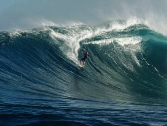 Sebastian Steudtner ist Weltrekordhalter für die größte jemals gesurfte Welle. Der Kinofilm „On the Wave“ porträtiert seinen Weg von Nürnberg über Hawaii bis nach Nazaré.