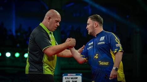 Luke Littler (r.) und Michael van Gerwen treffen im Finale der Darts-WM aufeinander