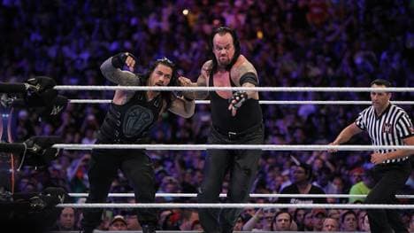 Der Undertaker (r.) verlor bei WrestleMania 33 gegen Roman Reigns