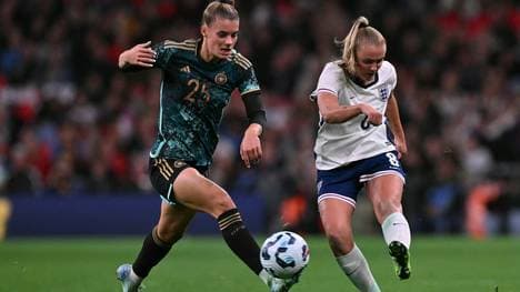 Georgia Stanway (r.) im Duell mit Selina Cerci