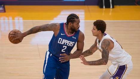 Kawhi Leonard (l.) fällt gegen die Mavericks aus