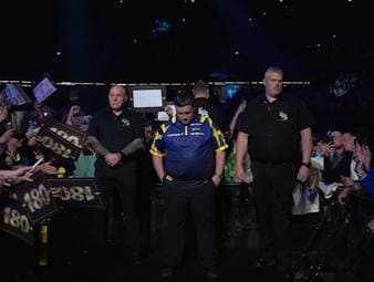 Luke Littler wird auch in Rotterdam mit Pfiffen begrüßt und die Fans lassen es der Nummer 1 der Welt lautstark spüren.