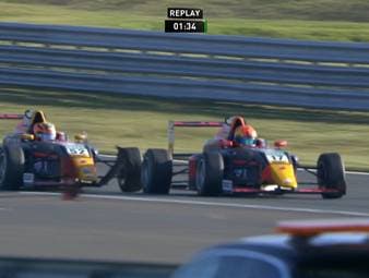 Jak Crawford sorgt mit seinem Überholmanöver für das Aus seines Teamkollegen Jonny Edgar - Ein Duell, das Folgen nach sich ziehen könnte.