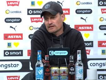 Der FC St. Pauli steigt aus der Bundesliga ab. Alexander Blessin zeigt sich auf der anschließenden Pressekonferenz arg niedergeschlagen. 