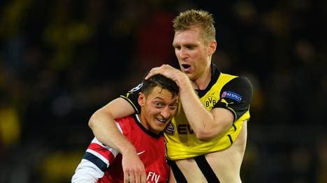 Per Mertesacker stellt sich hinter Mesut Özil