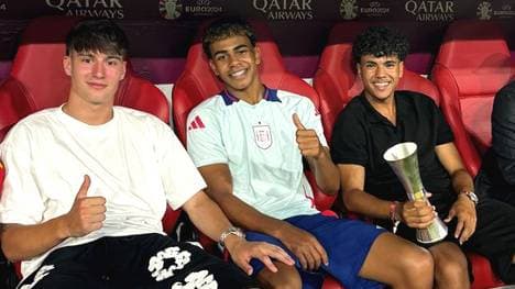 Adam Aznou (r.) mit Lamine Yamal und Javier Fernández (l.) 