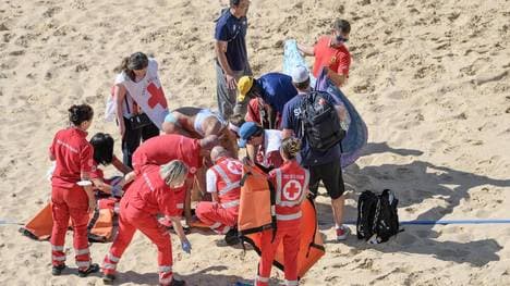 Joana Heidrich während der Behandlung auf dem Sand in Rom