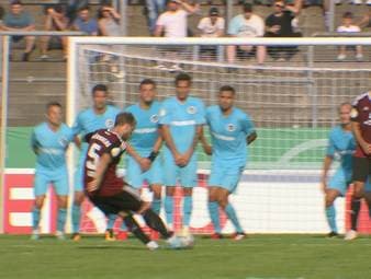 Der 1. FC Nürnberg tut sich lange gegen den Regionalligisten 1. FC Kaan-Marienborn schwer. Ein perfekter Freistoß von Johannes Geis bringt den Favoriten dann doch auf Kurs.