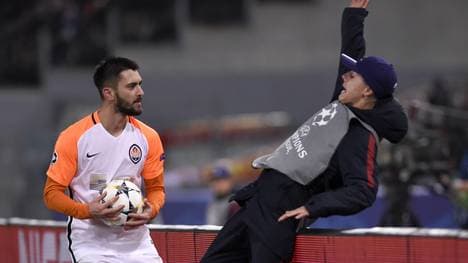 Facundo Ferreyra (l.) schubste im Spiel in Rom einen Balljungen über eine Werbebande