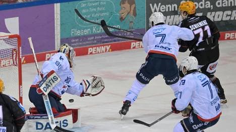 Mannheims Torhüter Felix Brückmann unter Druck