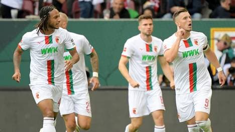 Demirovic (r.) erlöst den FC Augsburg