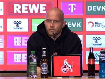 Bitterer Nachmittag für den 1. FC Köln. Mit 1:2 unterliegt man im Derby Bayer Leverkusen. Dabei gibt es mehrere Szenen, die Trainer René Wagner beschäftigen.