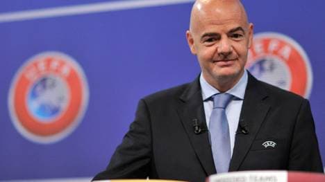 UEFA General Sekretär Gianni Infantino leitet die Auslosung