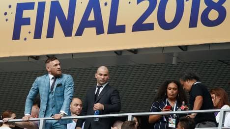 Conor McGregor (l.) inszeniert sich als Freund von Wladimir Putin