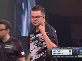 Der fünfte Satz zwischen Gary Anderson und Gian van Veen ist nahe an der Perfektion. Beide checken den Big Fish und spielen weit über 100 Punkte im Schnitt.