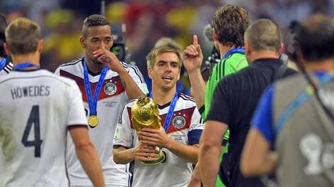 Philipp Lahm mit dem WM-Pokal 2014 in Brasilien