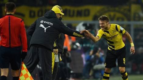 Jürgen Klopp (links) klatscht mit Ciro Immobile ab