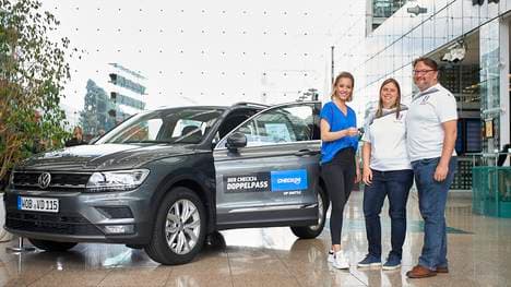 Sabine Ebinger (mitte) und Mathias Herre (rechts) vom SV Unterjesingen 1923 e.V. mit ihrem neuen VIP-Shuttle 