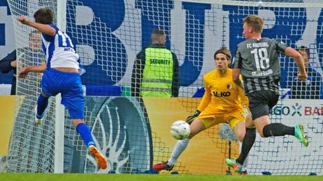 Christian Beck vom 1. FC Magdeburg erzielt gegen den FC Augsburg das entscheidende Tor