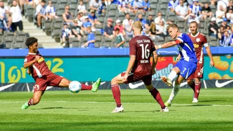 Florian Niederlechner (in blau) trifft für Hertha BSC