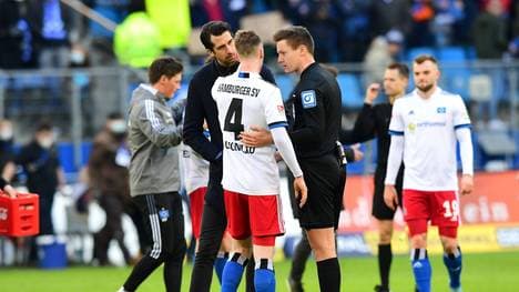 Schiedsrichter Daniel Siebert hatte viel zu tun