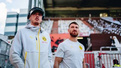 Julian Brandt (l.) sitzt wieder auf der Bank