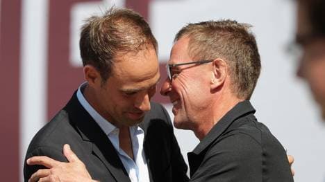 Vorstandschef Oliver Mintzlaff (l.) mit Sportdirektor und Trainer Ralf Rangnick