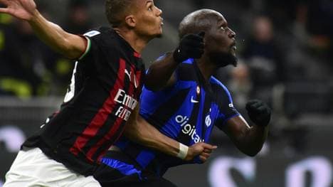 Malik Thiaw (l.) im Duell mit Inters Romelu Lukaku