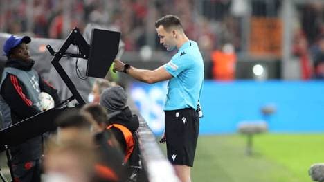 Machen die Schiedsrichter bald Durchsagen im Stadion? 