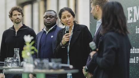 Steffi Jones (m.) wird erste Frau im Schalker Aufsichtsrat