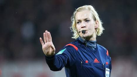 Schiedsrichterin Bibiana Steinhaus pfeift Kickers Offenbach v Karlsruher SC - DFB Pokal