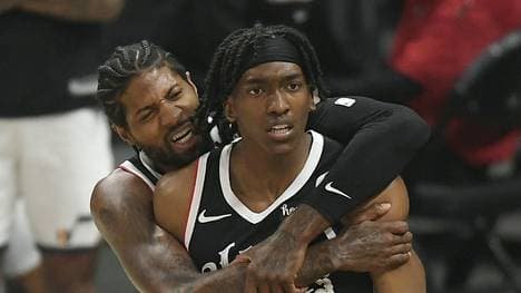 Paul George (hinten) und Terance Mann feiern den Sieg