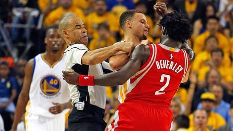 Steph Curry und Patrick Beverley mussten vom Schiedsrichter getrennt werden