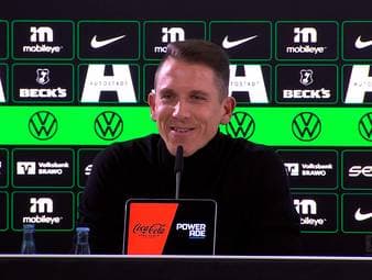 Wegen seines vermeintlichen Forderns des VAR kurz vor dem Handelfmeter geriet Wolfsburg-Trainer Daniel Bauer in die Kritik von Sky-Experte Didi Hamann. Der Trainer selbst ordnete die Situation anschließend ein.