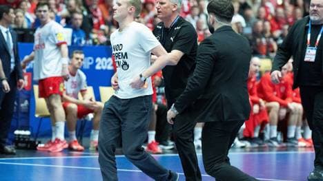 Nikolaj Jacobsen schiebt den Aktivisten vom Feld